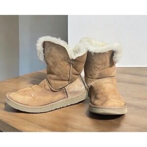 UGG Australia Women's Size 9 Chestnut Shearling Button Boots